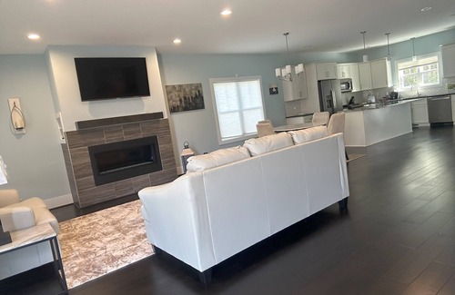 Naruna House | Leo's Lair: new 3 BR/3 bath home in desirable Trent's Landing community