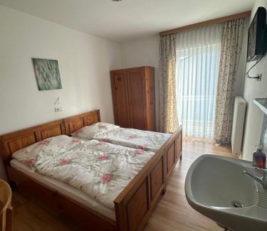 Bad Schallerbach House | Leo's Pension