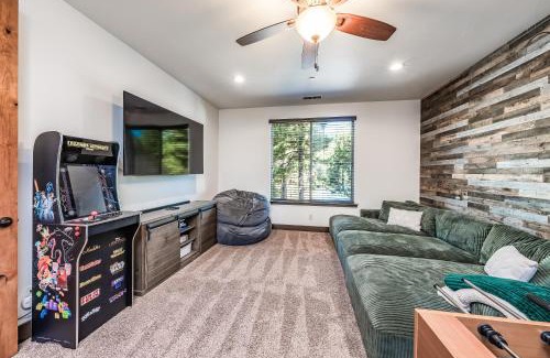 Shaver Lake House | Leopard Lily Lodge Luxe Stays 2 Suites Ac