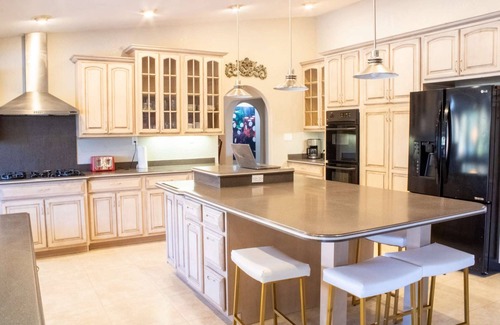 Paradise House | Leopard Lux Gold Rush: Heated*Pool, 4000SqFt, Jacuzzi*, Billiards, Darts, Projector, 4K TV's, Darts