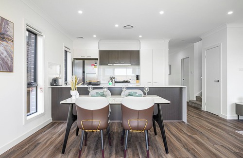 Leppington House | Leppington 5Br house near Woolworths/Tran station