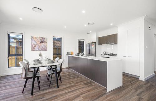 Leppington Villa | Leppington 5Br house near Woolworths Tran station