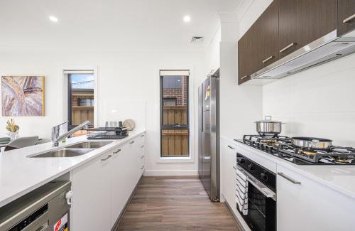 Leppington Villa | Leppington 5Br house near Woolworths Tran station