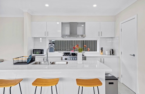 Leppington House | Leppington Two-Level 4Br near Village & Woolworthsn