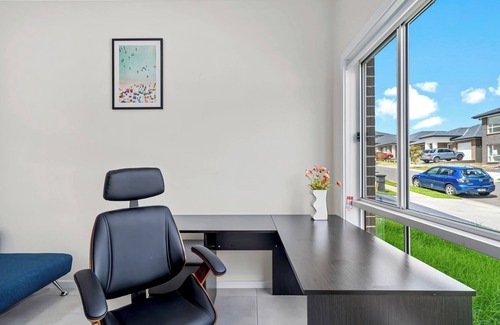 Leppington House | Leppington Two-Level 4Br near Village & Woolworthsn