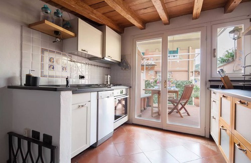 Ortonovo Apartment | Lerici, pedestrian zone, 80mt sea, 500mt beach, roof terrace, wifi, SatTV