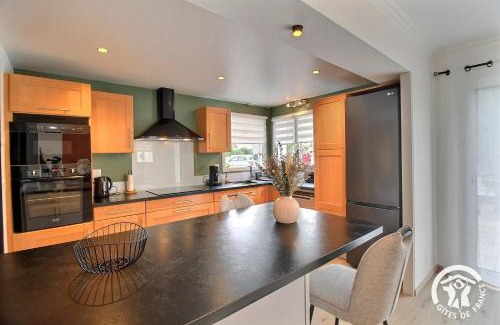 Lamballe House | Les acacias