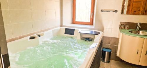 Saint-Jacques-en-Valgodemard Bed & Breakfast | Les Clarines Perceneige - Chambre d'Hôtes Vue Sur Montagne & SPA