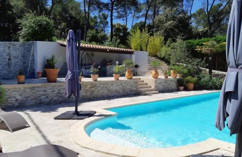 Belcodene Bed & Breakfast | Les Chambres Manon en Provence - Piscine, Spa, Tennis