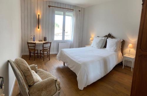 Saint-Antoine-Cumond Bed & Breakfast | Les Chantours, Domaine naturel arboré et fleuri de15 hectares
