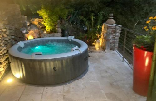 Mialet Apartment | Les clapiers appartement avec jacuzzi et rivière.