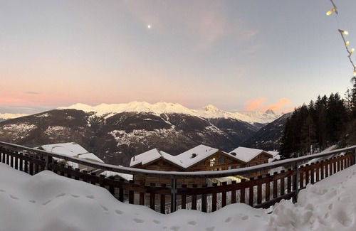 Vex Apartment | Les Collons 1800m - 4 Valleys - 3 Bed Luxury Ski Apt + Jacuzzi + WIFI, lift 50m