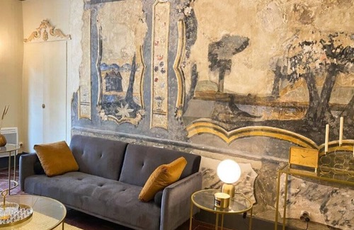 Tournus Apartment | Les fresques de Léon