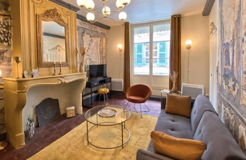Tournus Apartment | Les fresques de Léon
