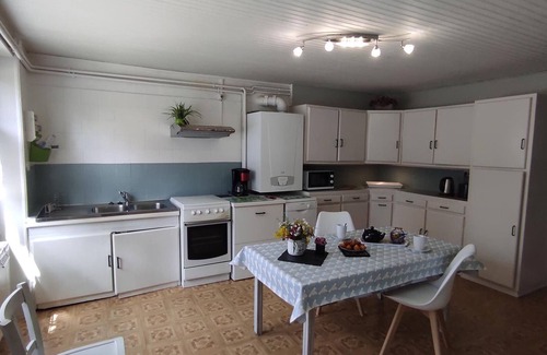 Chargey-les-Port Cottage | Les Glycines Cottage - Quiet with wifi and pets allowed
