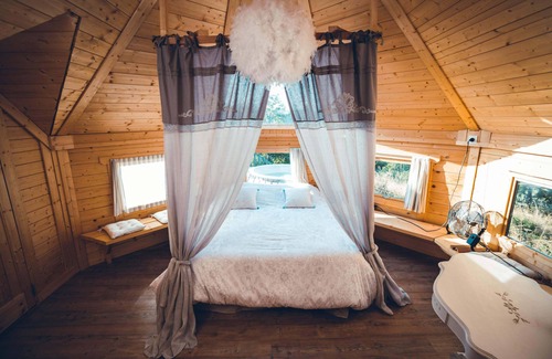 Saint-Leonard-des-Bois Bed & Breakfast | les Insolites de JSK