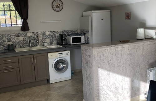 Robion House | LES LAURIERS 60m2 gite in the Luberon with garden area