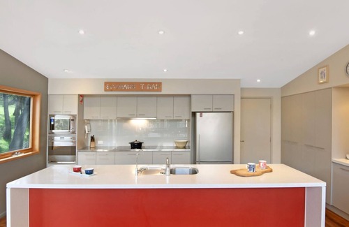 Lake Crackenback Cabin | Les Perrieres Lodge - Spacious 3BR Luxury l Gym l Indoor Pool l Tennis l WiFi l BBQ