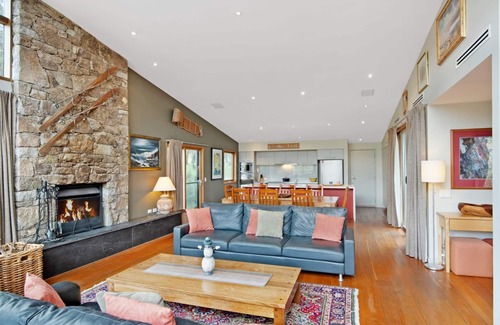 Lake Crackenback Cabin | Les Perrieres Lodge - Spacious 3BR Luxury l Gym l Indoor Pool l Tennis l WiFi l BBQ