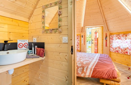 Saint-Michel-Mont-Mercure Bed & Breakfast | Les Philous Gourmands - Guest Room Chalet 'Chine' with Private Terrace