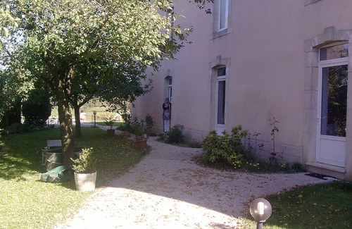 Belleray Apartment | Les Pieds dans l'eau with swimming pool and Meuse riverfront