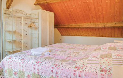 Roisel House | Les Renoncules Des Champs