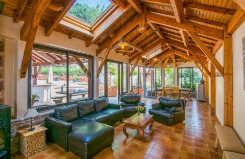 Montlaur House | Les Roses d'Angelina - Superbe maison avec piscine
