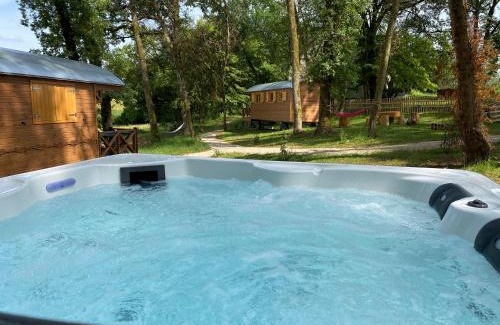 Rouffignac-Saint-Cernin-de-Reilhac House | Les Roulottes de l Herm Piscine Jacuzzi Perigord