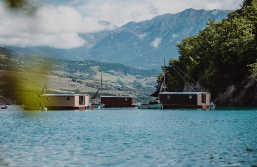 Le Sauze-du-Lac Boat Rental | Les Toues Cabanées du lac
