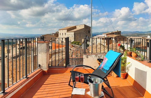 Barbera de la Conca House | Les Voltes II-3-Bedroom Gem in Hilltop Wine Village with Stunning Views