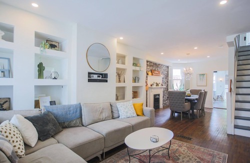 Greenwood - Coxwell Apartment | Leslieville Cozy & Bright Apt in Trendy Beaches