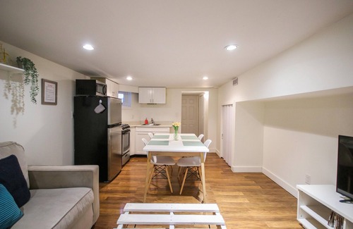 Greenwood - Coxwell Apartment | Leslieville Cozy & Bright Apt in Trendy Beaches
