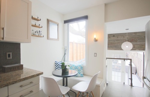 Greenwood - Coxwell Apartment | Leslieville Cozy & Bright Apt in Trendy Beaches