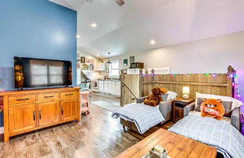 Frankfort Apartment | Less Than 1 Mi to Beach Quirky and Central Apt in Frankfort