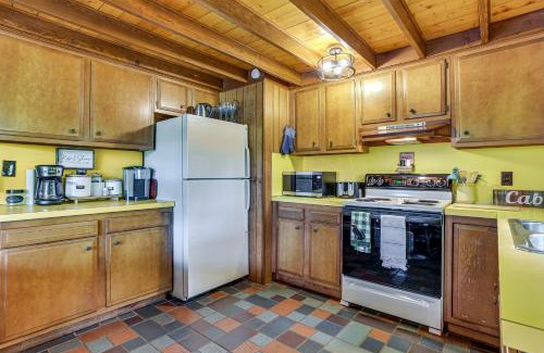 Greentown House | Less Than 1 Mi to Lake Cabin with Hot Tub in Greentown!