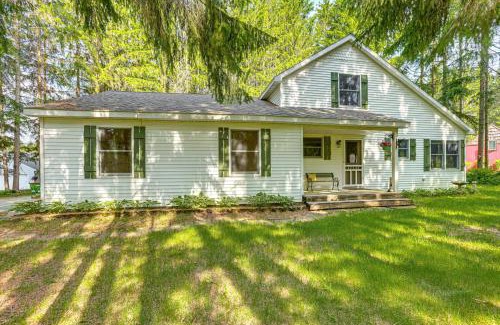Cadillac House | Less Than 1 Mi to Snowmobile Trails Cozy Cadillac Retreat