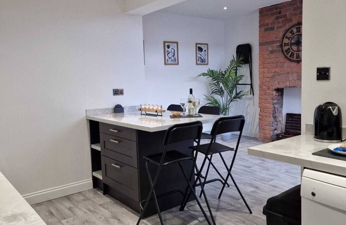 Doncaster House | Less than 1 mile from City centre and racecourse. Pet friendly.