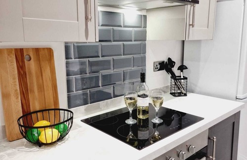 Doncaster House | Less than 1 mile from City centre and racecourse. Pet friendly.