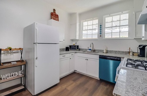Gulfport House | Less than a mile away from the beautiful Gulfport beaches, Mississippi Aquarium, and downtown.