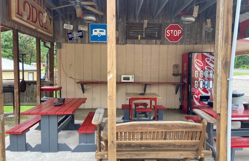 Quitman House | Less than a mile from Lake Fork-UPDATED-Bowfin Bungalow-Rm 3