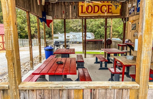 Quitman House | Less than a mile from Lake Fork-UPDATED-Bowfin Bungalow-Rm 3