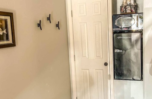 Quitman House | Less than a mile from Lake Fork-Striper Bass Stay-Rm 4