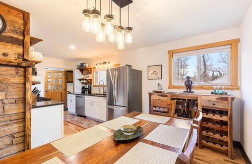 Stevensville Cottage | Lester’s Cottage - Riverfront Retreat