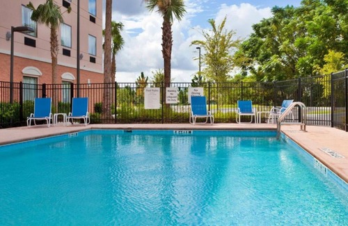 Fairvilla House | Let the beautiful design and attentive staff greet you !