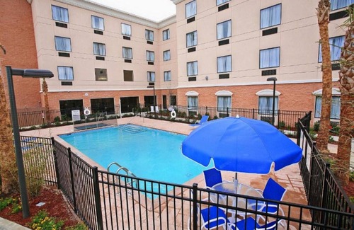 Fairvilla House | Let the beautiful design and attentive staff greet you !