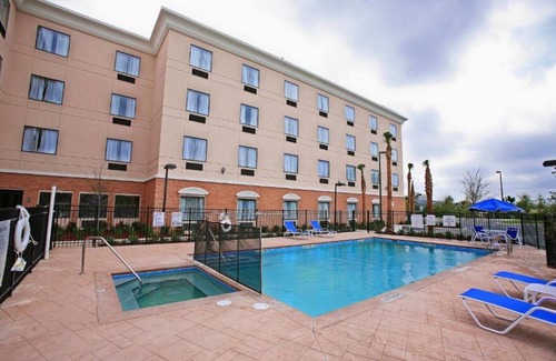 Fairvilla House | Let the beautiful design and attentive staff greet you !