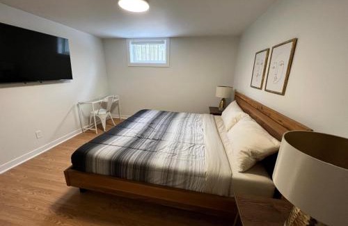 Barrie House | Letitia Heights !B Spacious and Quiet Private Bedroom with Shared Bathroom