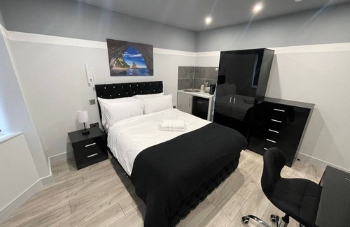 Pinkwell House | Letzi private en-suite, Near Heathrow Airport T3