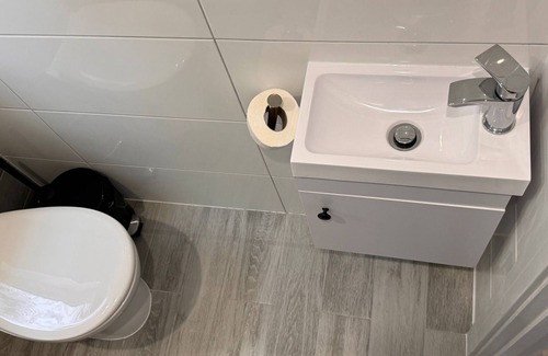 Pinkwell Apartment | Letzi private en-suite, Near Heathrow Airport T3