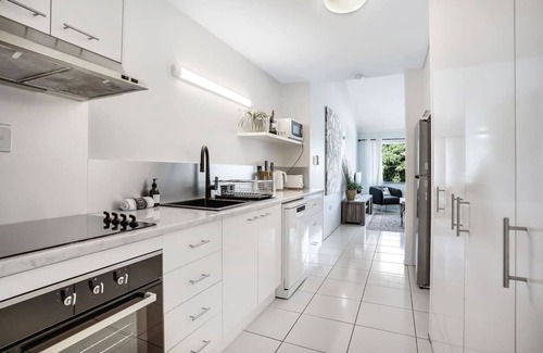 Cairns North House | Leumeah - Charming City Retreat with Sunset Views & Pool Near Esplanade